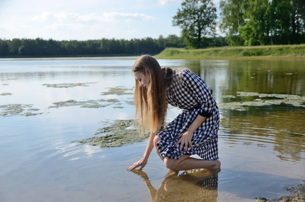 Petite Kvinna Vid Sjön Kvinnlig Modell Med Svart Vit Klänning — Stockfoto