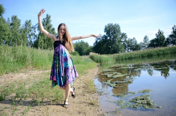 Uma Mulher Pequena Lago Modelo Feminino Com Vestido Colorido Perto — Fotografia de Stock