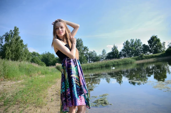 Petite Femme Lac Modèle Féminin Avec Robe Colorée Debout Près — Photo