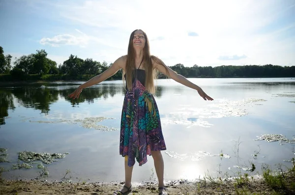 Uma Mulher Pequena Lago Modelo Feminino Com Vestido Colorido Desfrutando — Fotografia de Stock