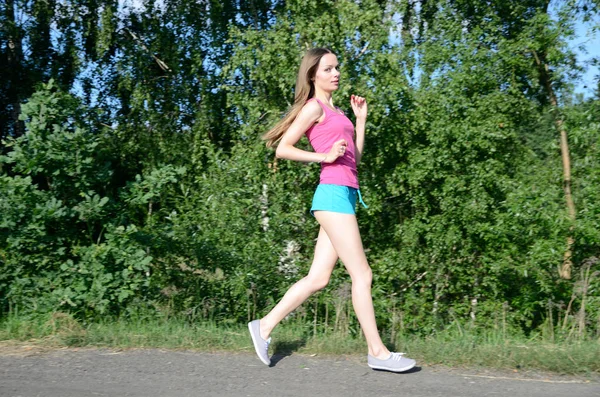 Piccola Femmina Che Corre Nella Foresta Acrive Donna Esecuzione Sulla — Foto Stock