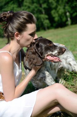 Beyaz elbise, kadın hugs favori köpeğini. Kırsal, portre ile evde beslenen hayvan kadın modeli.