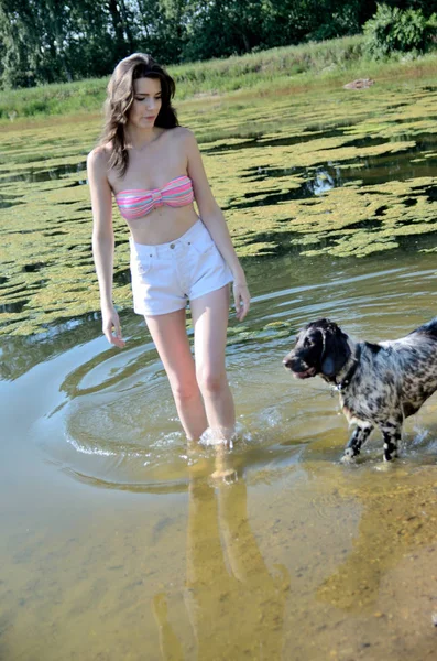 Mulher Vestindo Shorts Brancos Brinca Água Com Seu Cão Favorito — Fotografia de Stock