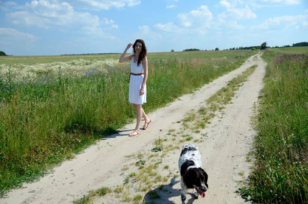 Mulher Vestindo Vestido Branco Andando Com Seu Cão Favorito Modelo — Fotografia de Stock