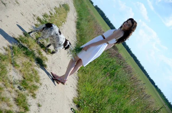 Femme Portant Une Robe Blanche Marchant Avec Son Chien Préféré — Photo