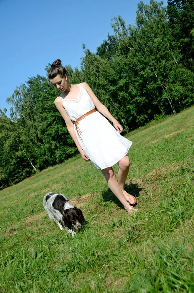 Femme Portant Une Robe Blanche Avec Son Chien Préféré Modèle — Photo