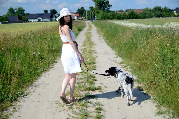Mulher Vestindo Vestido Branco Com Seu Cão Favorito Modelo Feminino — Fotografia de Stock
