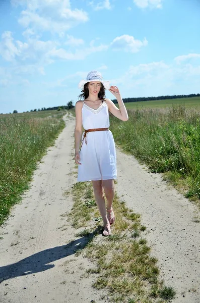 Menina Com Vestido Branco Chapéu Branco Sessão Fotos Livre Polônia — Fotografia de Stock