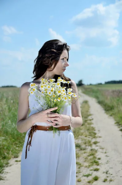 Junges Weibliches Model Bei Einer Fotosession Freien Polen Mädchen Langen — Stockfoto