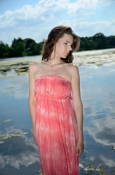 Mladé Samice Model Outdoorové Focení Polsku Dívka Dlouhé Červené Šaty — Stock fotografie