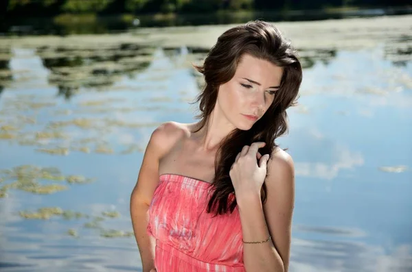 Mladé Samice Model Outdoorové Focení Polsku Dívka Dlouhé Červené Šaty — Stock fotografie