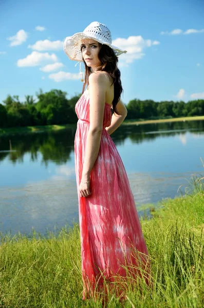 Polonya Genç Kadın Modeli Açık Fotoğraf Oturumunda Uzun Kırmızı Elbise — Stok fotoğraf