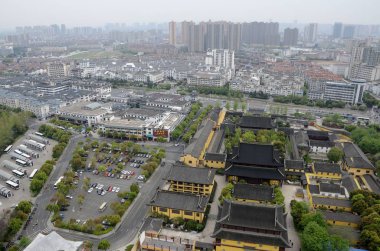 Changzhou, Çin - 15 Nisan: Görünümünden Tianning tapınak tepesinde. Changzhou 15 Nisan 2015 tarihinde genel cityscape.