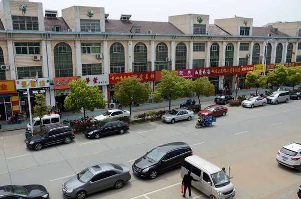 Changzhou China Abril Área Industrial Rua Movimentada Com Carros Restaurantes — Fotografia de Stock