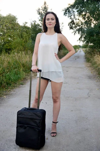 Junge Frau Mit Kleinem Schwarzem Gepäck Die Sommer Unterwegs Ist — Stockfoto