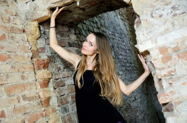 Modelo Femenino Con Vestido Negro Dentro Ruinas Antiguo Palacio Polonia — Foto de Stock