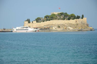 Güvercinada Kuşadası, Türkiye'de. Ege denizle çevrili tarihi kale.
