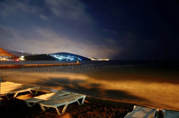 リゾート地クシャダス トルコの夜 エーゲ海と夜の後半のビーチ — ストック写真
