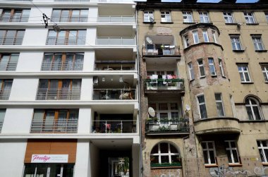 Wroclaw, Polonya - 14 Mayıs 2017. Wroclaw city modern ve klasik mimarisine sahip. Modern ve eski toplu konut üzerinde 14 Mayıs 2017. 