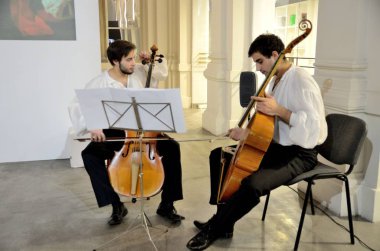 Wroclaw, Polonya - 10 Aralık: Ana salon Wroclaw Ulusal Müzesi. Barok dans için 10 Aralık 2016 üzerinde oynarken müzisyenler.