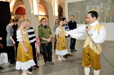 Wroclaw, Polonya - 10 Aralık: Ana salon Wroclaw Ulusal Müzesi. Üniversite öğrencileri Barok dans üzerinde 10 Aralık 2016 mevcut..