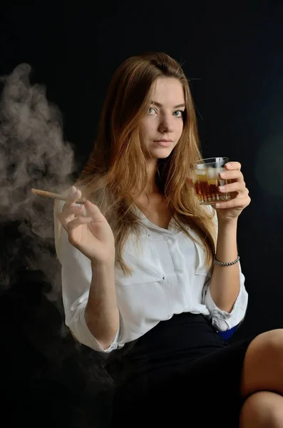 Young Female Sits Cigarillo Glass Whiskey Her Hand Elegant Woman — Stock Photo, Image