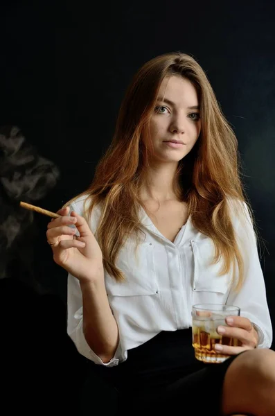 Young Female Sits Cigarillo Glass Whiskey Her Hand Elegant Woman — Stock Photo, Image
