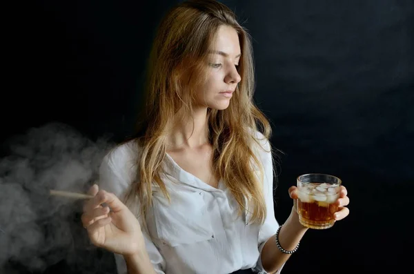 Une Jeune Femme Est Assise Avec Cigarillo Verre Whisky Main — Photo