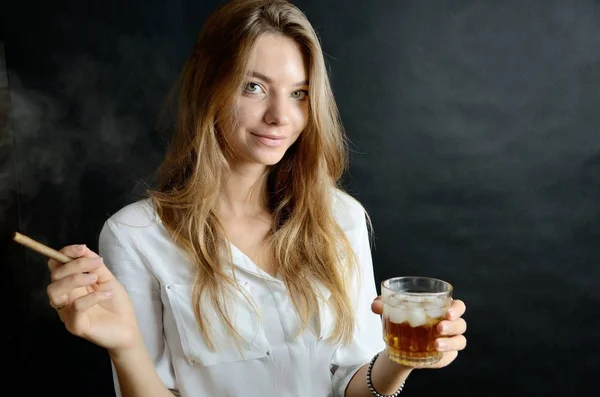 Young Female Sits Cigarillo Glass Whiskey Her Hand Elegant Woman — Stock Photo, Image