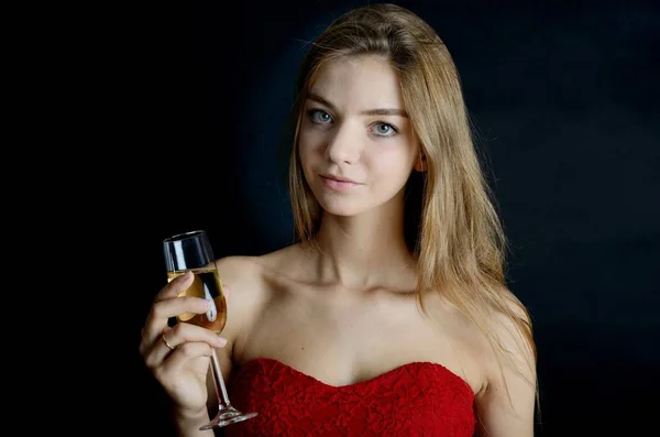 Vrouwelijke Model Rode Jurk Met Glas Champagne Haar Hand Avondjurk — Stockfoto