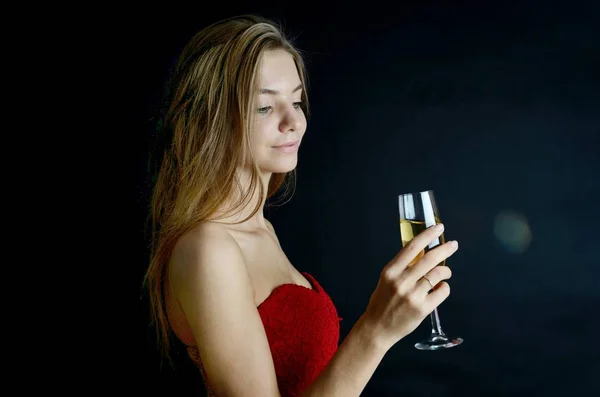 Kırmızı Elbiseli Kadın Modeli Ile Şampanya Onun Elinde Gece Elbisesi — Stok fotoğraf