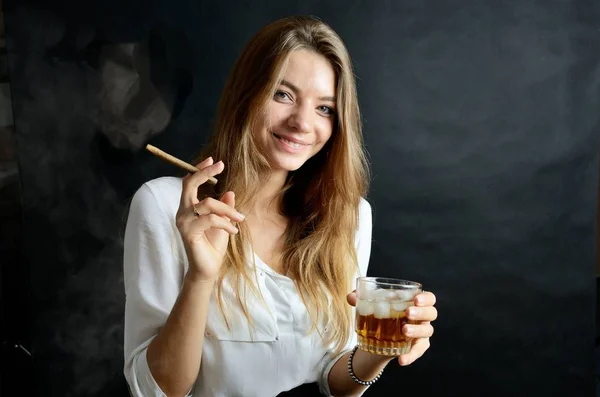 Young Female Sits Cigarillo Glass Whiskey Her Hand Elegant Woman — Stock Photo, Image