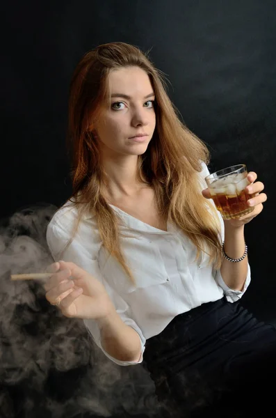 Giovane Femmina Siede Con Sigaretto Bicchiere Whisky Mano Elegante Donna — Foto Stock