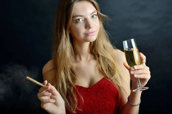 Une Jeune Femme Est Assise Avec Cigarillo Verre Vin Blanc — Photo