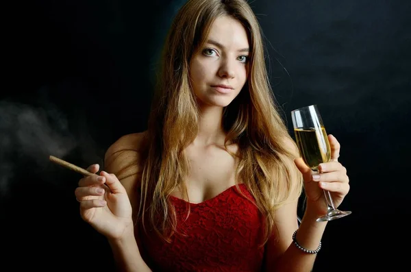 Une Jeune Femme Est Assise Avec Cigarillo Verre Vin Blanc — Photo