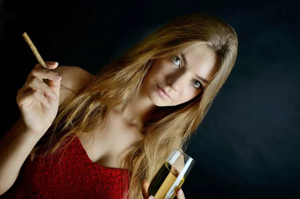 Ung Kvinna Sitter Med Cigarill Och Glas Vitt Vin Handen — Stockfoto