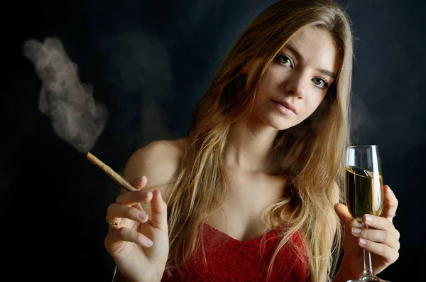 Une Jeune Femme Est Assise Avec Cigarillo Verre Vin Blanc — Photo