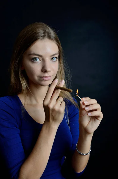 Joven Hembra Encendiendo Cigarillo Con Cerillas Mujer Vestido Azul Con —  Fotos de Stock