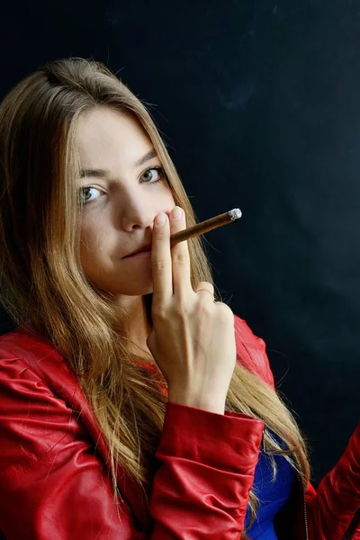 Jovem Fêmea Senta Com Cigarro Mão Close Retrato Mulher Casaco — Fotografia de Stock