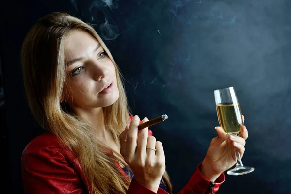 Jovem Fêmea Senta Com Cigarro Copo Vinho Branco Mão Mulher — Fotografia de Stock