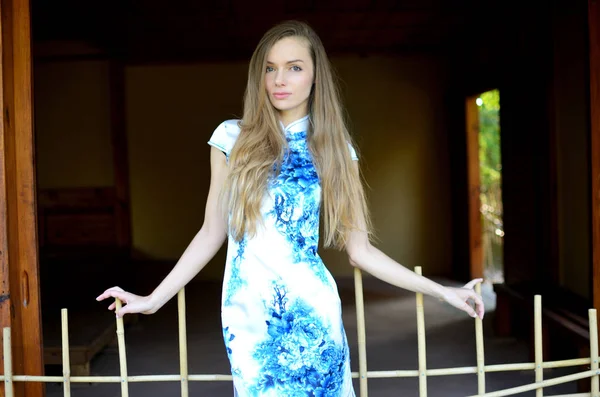 Vrouwelijke Model Uit Polen Dragen Traditionele Chinese Jurk Vrouw Poseren — Stockfoto