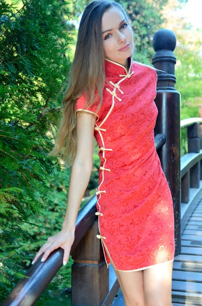 Modelo Feminino Polônia Vestindo Vestido Chinês Tradicional Cor Vermelha Mulher — Fotografia de Stock