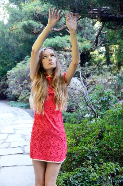 Modelo Feminino Polônia Vestindo Vestido Chinês Tradicional Cor Vermelha Mulher — Fotografia de Stock