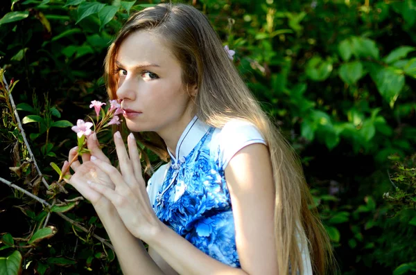 Kvinnlig Modell Från Polen Bär Traditionella Kinesiska Klä Blå Och — Stockfoto