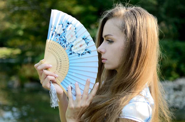 Weibliches Modell Aus Polen Traditioneller Chinesischer Kleidung Mit Fächer Frau — Stockfoto