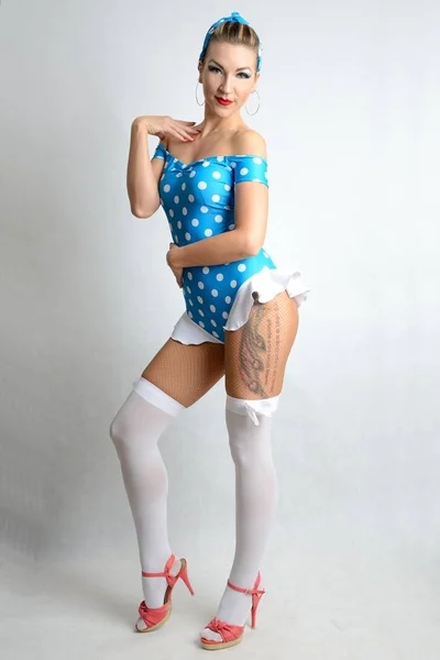 Девушка Танцовщица Костюме Женская Модель Стиле Пинапа Голубой Топ Белыми — стоковое фото