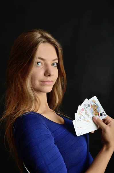 Portret Młodej Kobiety Czarnym Tłem Modelki Trzymając Pięciu Kart Pokera — Zdjęcie stockowe