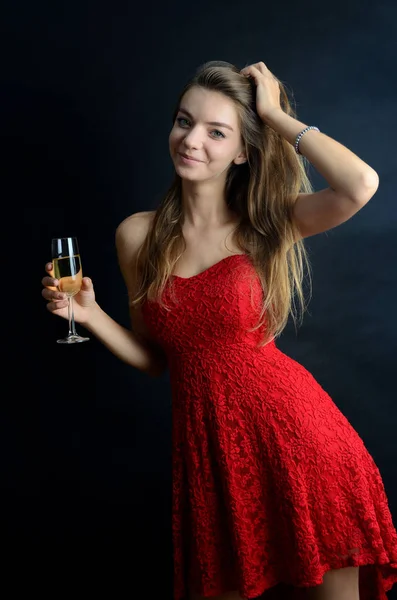 Parti Için Kırmızı Etek Giyen Genç Kadın Ona Içki Zevk — Stok fotoğraf
