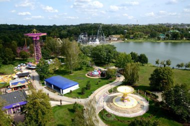 Eğlence parkında Chorzow, Yukarı Silezya, Polonya. Genel Peyzaj Park göl ve carousel ile