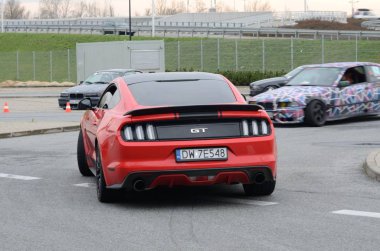 Wroclaw, Polonya - Kasım 25: Wroclaw, Polonya açılış Drift fabrikasının üzerinde 25 Kasım 2017. Eğitim Merkezi sürüklenen deneyin ve güvenli sürüş öğrenmek isteyen sürücüler için.